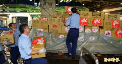 台灣尼泊爾４合１救援總隊昨日準備４９７件超過５噸的救援物品，圖為救援物資打盤的情形。（記者姚介修攝）